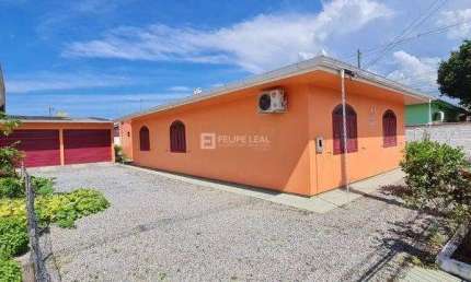 Casa no Aririú da Palhoça com 4 quartos sendo 1 suíte com amplo terreno