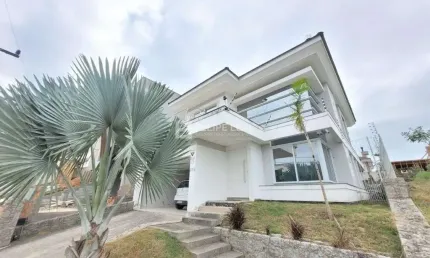 Casa com 4 dormitórios sendo 01 suíte no pedra branca palhoça