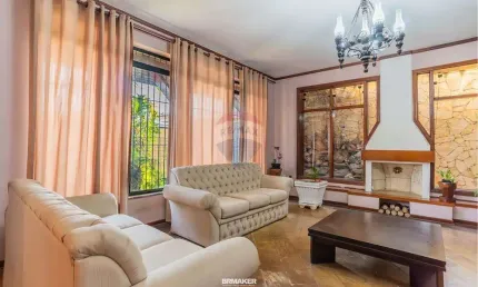 Casa à venda: 351 m², 4 quartos (1 suíte), piscina c/ cascata, 4 banheiros, 5 vagas, edícula e zoneamento misto. Perto da Lagoa do Taquaral