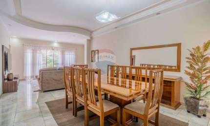 Casa Comercial ou Residencial: 295 m² de área útil, com 4 quartos (sendo 3 suítes), 4 banheiros e 5 vagas, em frente à Lagoa do Taquaral, em Campinas.