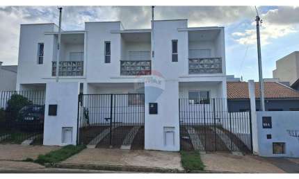 RE/MAX VENDE  Casa Sobrado Geminado 2 suites varanda 86 m2, Bairro Villaggio Monte Sião - MG. 330 mil.