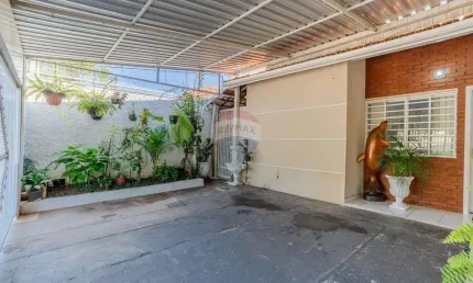RE/MAX Vende Casa no  Residencial Campina Verde  - 3 quartos, sendo 1 suíte, 2 banheiros no total.