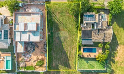 RE/MAX Vende - Terreno 810m2 com declive e Vista Permanente no Condomínio Terras de Santa Teresa - Itupeva