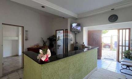 RE/MAX ALUGA imóvel comercial (sobrado) com 11 salas com banheiros, 02 recepções, 04 vagas de garagem, cozinha e edícula no bairro Nova Campinas.