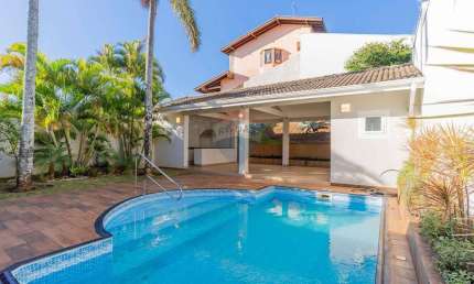 VENDE CASA NO CONDOMÍNIO SAN CONRADO - 4 QUARTOS - 4 SUÍTES - PISCINA - ELEVADOR - 390 M² ÁREA ÚTIL - 600 M² TERRENO