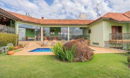 REMAX vende casa com 4 quartos, 6 vagas, piscina, área gourmet, em condomínio Moinho do Vento