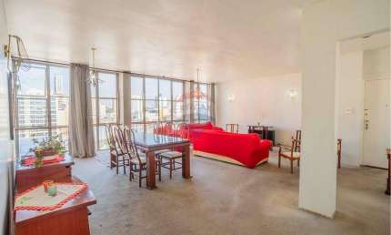 RE/MAX Vende amplo Apartamento, 3 dormitórios, 1 suíte, Living 3 ambientes, cozinha planejada, no Centro de Campinas