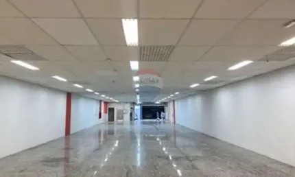 Ponto Comercial para LOCAÇAO, com 300 m² de vão livre, pavimento térreo com vão livre com 4 banheiros, copa e vestiários. no centro de Campinas