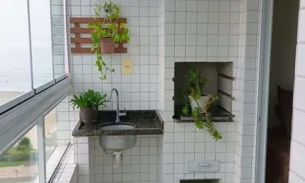 Apto frente mar com 2 dorm sendo 1 suíte, 2 banh, 1 vaga, var gourmet, lazer