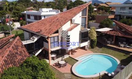 Residência Exclusiva em Condomínio Fechado em Guarapari: Viva com Luxo à poucos metros do Mar da Al