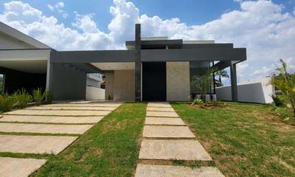 Casa térrea pronta para morar, cond. fechado á venda com 162 M² a/u com 3 suítes com 6 vagas