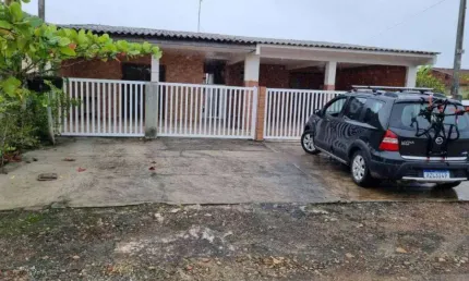 Casa com 2 quartos à venda na Avenida Loanda, Centro, Guaratuba por R$ 320.000