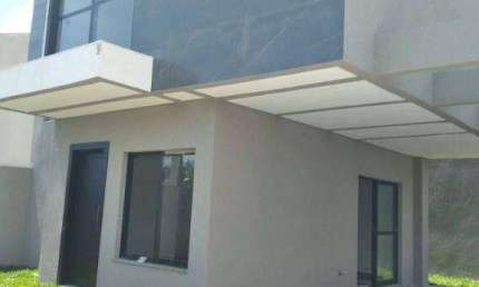 Sobrado com 3 quartos a venda sendo 1 suíte e 3 vagas de garagem.