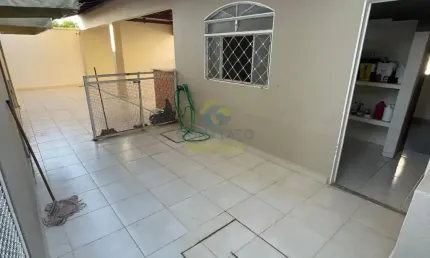Casa comercial com espaço amplo  350m² de área construída.