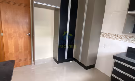 CASA/SOBRADO BEM LOCALIZADO PRÓXIMO A AVENIDAS DE RÁPIDO ACESSO .