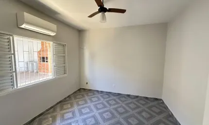 Casa ampla, com edícula, 04 quartos sendo 01 suíte, 04 garagens,  quarto nos fundos com banheiro - valor  locação 4.600,00 venda 650.000,00