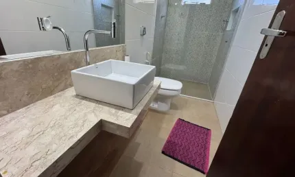 Casa ampla, com 1.000m², árvores frutíferas, 03 quartos sendo 02 suítes - valor 3.500,00