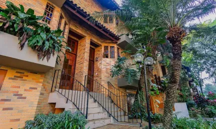 Casa em Condomínio com 330m² e 3 dormitórios, 1 suíte, 2 vagas no bairro Bela Vista em Porto Alegre