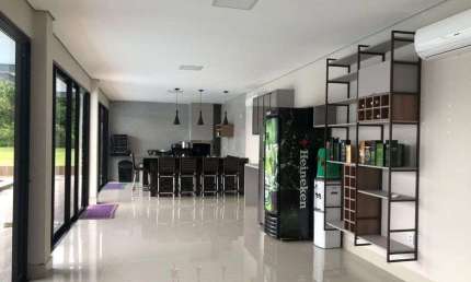 Casa de condomínio térrea para venda possui 900 metros quadrados com 6 quartos