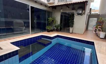 Linda Casa Sobrado no Condominio Flor do Cerrado em Cuiabá-MT.