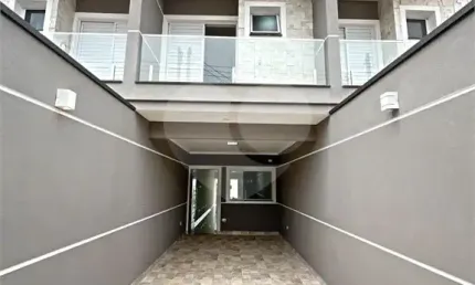 Sobrado Novo 186m² com 3 dorms, sendo 1 suíte, salão de festas integrado à churrasqueira no melhor da Vila Maria