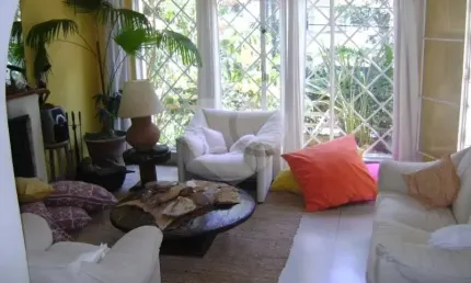 Casa de Alto Padrão à Venda em Perdizes | 402 m² | 8 Dormitórios | 5 Suítes | 4 Vagas | Terreno Amplo com Piscina e Edícula Reformada