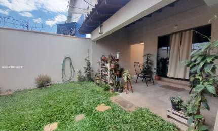 Sobrado para Venda em Uberlândia, Nossa senhora das graças, 4 dormitórios, 1 suíte, 3 banheiros, 6 vagas
