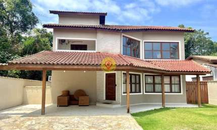 Casa em Condomínio com 4 Dormitórios, Área de Churrasqueira e Piscina