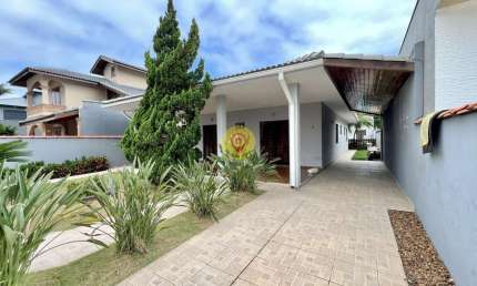 Casa à Venda em Condomínio a 850 Metros da Praia – Perfeita para Conforto e Laze