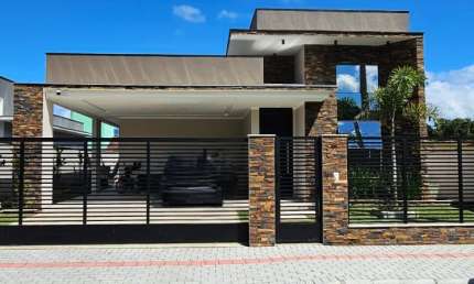 Casa com suiíte + 2 quartos, espaço gourmet e piscina no bairro Rio Hern em Schroeder