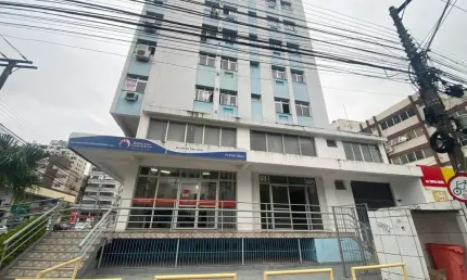 Sala comercial para alugar na Rua Charles Ferrari, 213, Kobrasol, São José por R$ 3.500