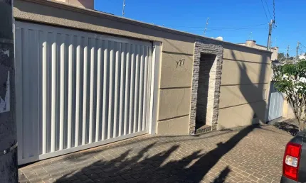 Casa com 3 quartos para alugar na Avenida Estela Saraiva de Peano, 777, Jardim Patrícia, Uberlândia