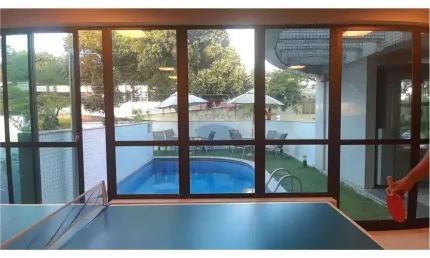 Charmoso apartamento de 2 quartos, oitavo andar, com excelente iluminação natural em casa amarela recife