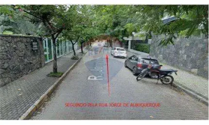 Terreno à Venda em Monteiro / Casa Forte - com 858,36 m² - construa seu imóvel na rua do novo complexo de lazer e Esportes de Casa Forte