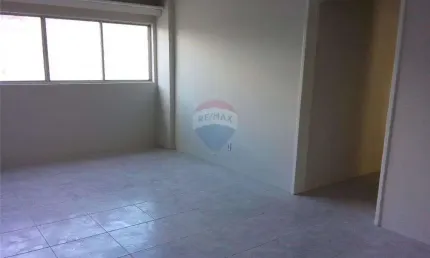 VENDA 2 Quartos e dependência completa em localização estratégica na Estrada de Belém