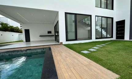 CASA NO ALPHAVILLE COM 4 QUARTOS, SENDO 3 SUITES, PISCINA, QUINTAL, ENERGIA SOLAR, CASA NOVA