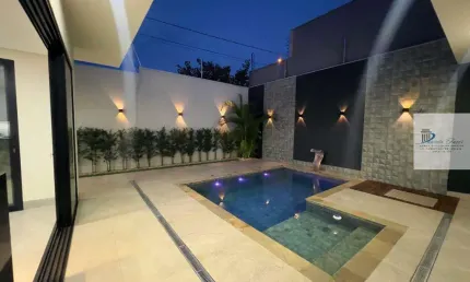 Casa ampla com piscina, cozinha planejada e suíte com closet
