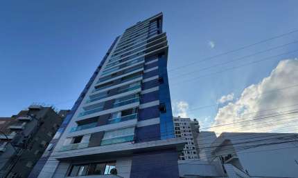 APARTAMENTO NO CENTRO DE JOINVILLE | 03 SUÍTES | 03 VAGAS INDIVIDUAIS | MOBILIADO | LAVABO NA SALA