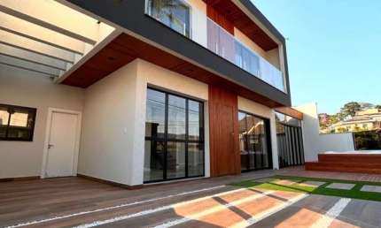 CASA NO FLORESTA | 01 SUÍTE + 02 DORMITÓRIOS | 02 VAGAS DE GARAGEM | JACUZZI EXTERNA PARA 07 PESSOAS