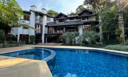 Casa exclusiva em condomínio fechado | 5 suítes | poucos minutos do centro