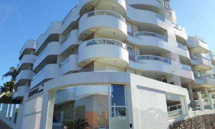 APARTAMENTO MOBILIADO EM BOMBINHAS | 102 M² | SUÍTE + 2 | 02 VAGAS | 150 M DA PRAIA