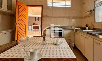 Casa Térrea à Venda na Vila Jaguara - Sao Paulo, com 178m² e 284m² de terreno, 3 dormitórios, 2 banheiros, 3 vagas de garagem. Oportunidade Única!!