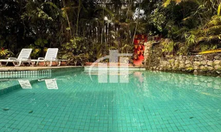 Casa em Condomínio no Guarujá, Praia da Enseada, 319m² AC, com 05 quartos/suítes, aconchego e segurança.