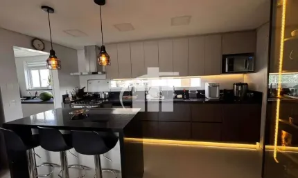 Apartamento reformado com 116m² a venda no Condomínio Itaunas, Caxingui próximo ao Le forte Morumbi, 3 quartos e 2 vagas com varanda!