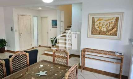 Casa a venda no Guarujá, Praia da Enseada, com a segurança de condomínio fechado com 130m², 3 quartos e jacuzzi, ao lado do Restaurante Dathi.