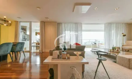 Apartamento tipo para venda com 4 quartos, 3 suítes, 271m² Piazza Del Sole, acabamentos refinados incluem piso de madeira, móveis planejados Ornare.