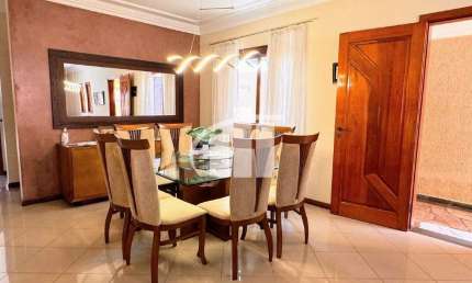 Casa, estilo sobrado com 3 Suítes, 4 Vagas e Churrasqueira