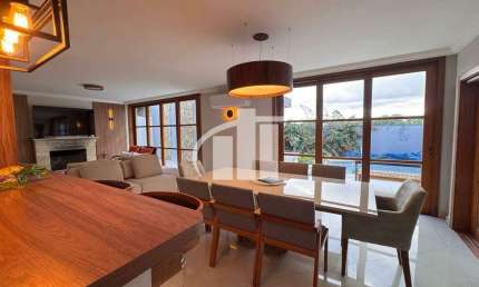 Ampla Casa com 3 Quartos, Suíte, Lareira e 5 Vagas de Garagem