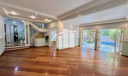 Casa à venda na Granja Viana, ao lado The Square, terreno 555m², 501m² construção, 5quartos, home office,sauna, piscina, jardim e espaço gourmet.