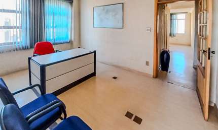 Conjunto comercial com 3 salas em andar alto no Centro da cidade